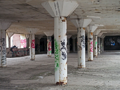 830003 Interieur van het voormalige gebouw van Bakkerij Lubro (Quality Bakers, Hogenoord 1) te Utrecht: de vroegere ...